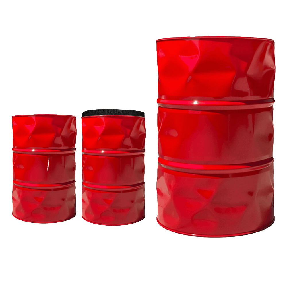 Trois barils decoratifs rouges en metal pour la decoration d un atelier mecanique