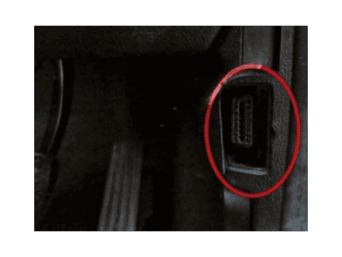 Emplacement de la prise OBD cerclée en rouge sur une BMW Série 1 F20 pour brancher un outil de diagnostic
