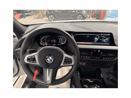 Volant sport M d une BMW Serie 1 F40 en cours de diagnostic avec une fleche rouge indicatrice