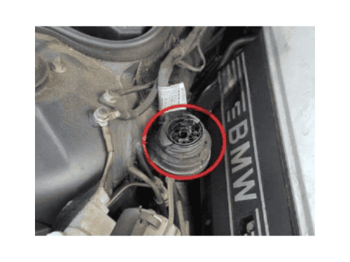 Prise de diagnostic ronde OBD1 entouree en rouge sous le capot moteur d une BMW e36