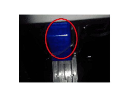 Emplacement de la prise OBD bleue sous le tableau de bord d une BMW Serie 5 E39