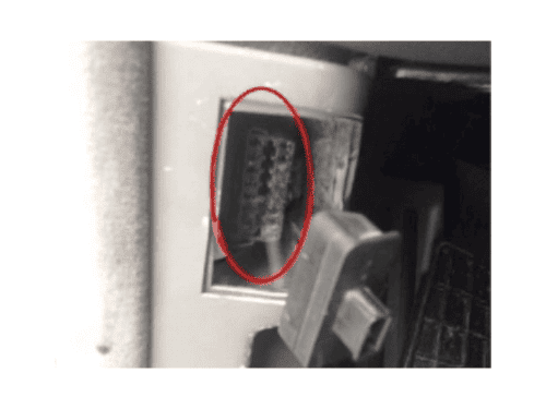 Emplacement de la prise de diagnostic OBD2 entouree en rouge sur une BMW Serie 7 E65