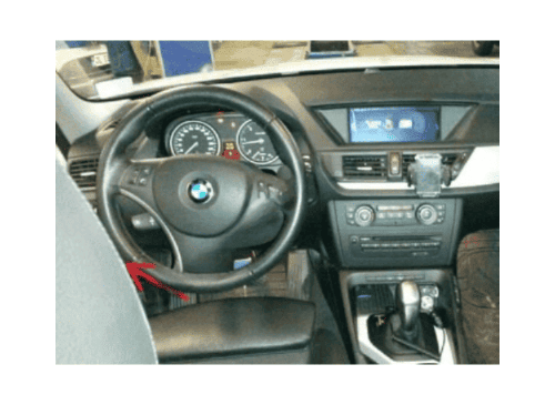 Tableau de bord et volant d une BMW X1 pour un diagnostic auto avec iCarsoft