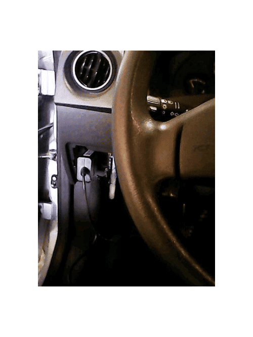Boîtier de diagnostic branché sur la prise OBD sous le tableau de bord d une Chevrolet Celta