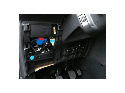 Accès à la boîte à fusibles et à la prise OBD de diagnostic sur une Citroën C3
