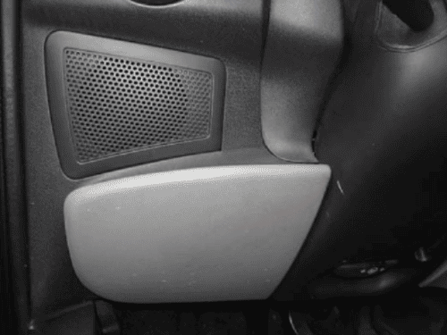 Boîte à fusibles de l'habitacle située sous le volant d'un utilitaire Fiat Doblo 2007
