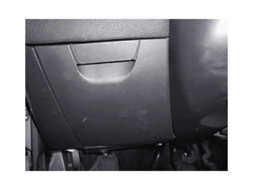 Boîte à fusibles située sous le volant d'une Fiat Stilo pour branchement diagnostic