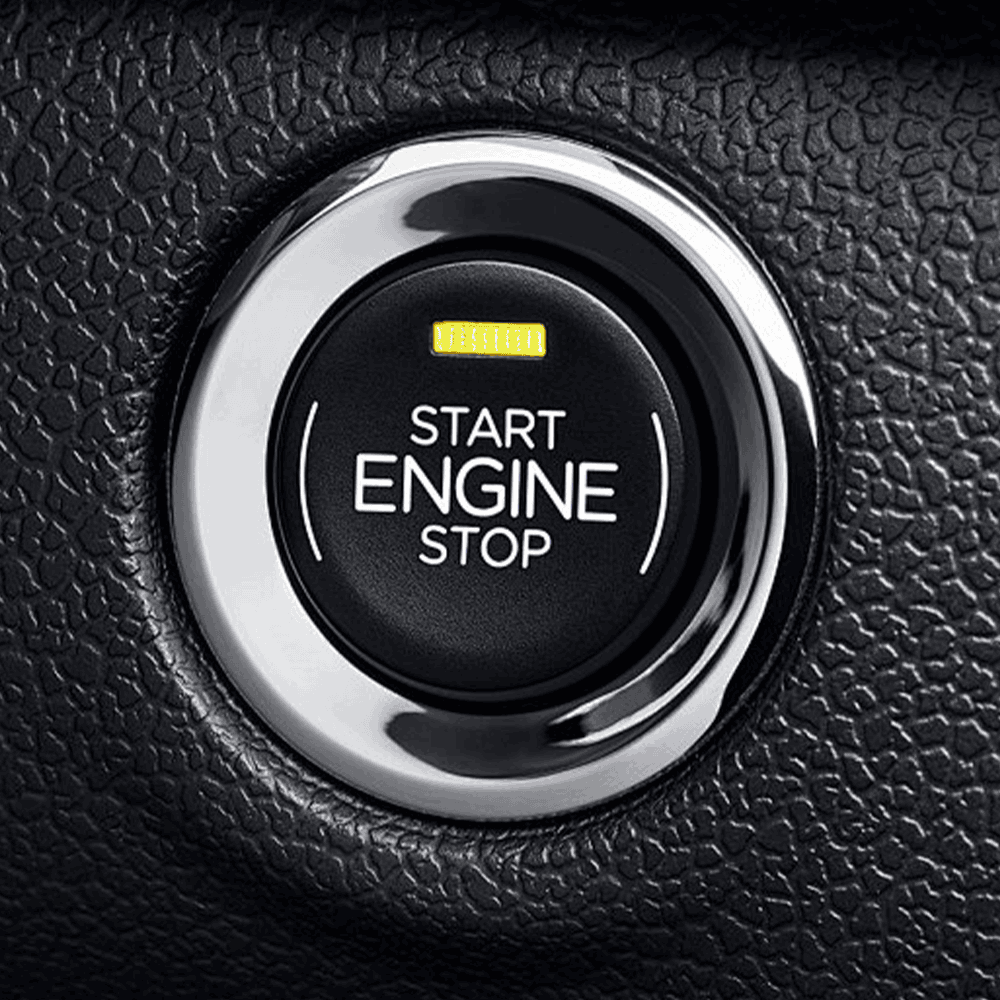 Gros plan sur un bouton de démarrage start engine stop dans un habitacle automobile