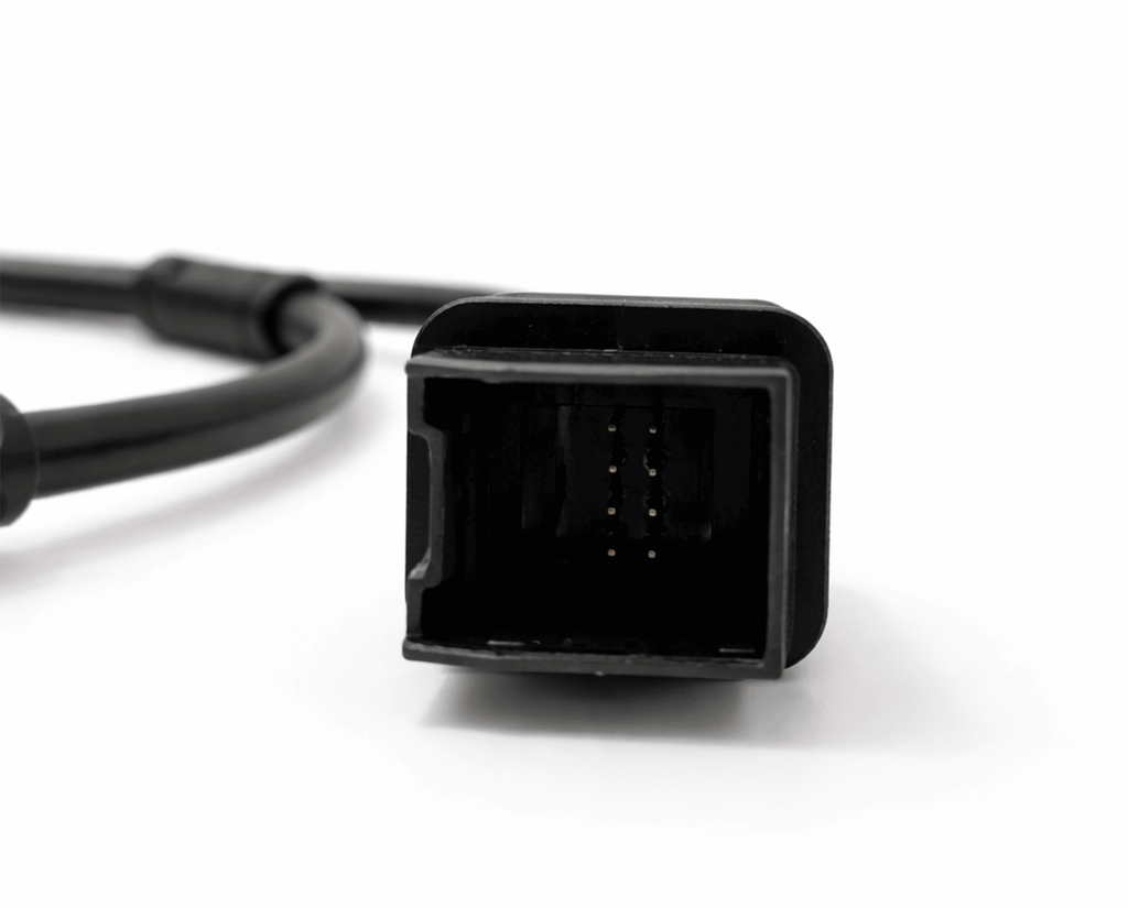 Gros plan sur le connecteur noir d'un câble de dérivation SGW iCarsoft pour véhicules FCA
