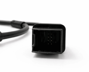 Gros plan sur le connecteur noir d'un câble de dérivation SGW iCarsoft pour véhicules FCA