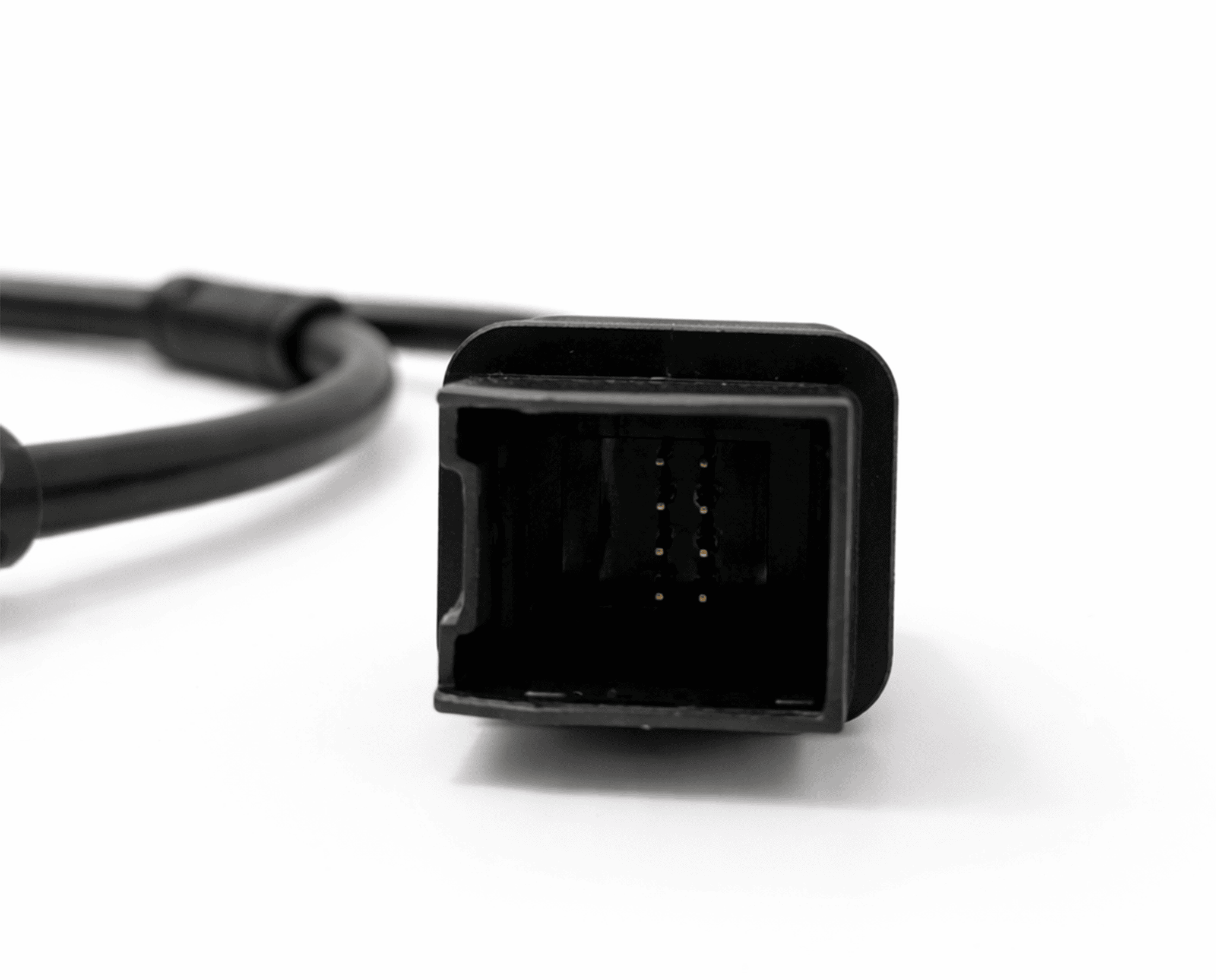 Gros plan sur le connecteur noir d'un câble de dérivation SGW iCarsoft pour véhicules FCA
