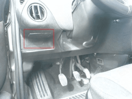 Emplacement du cache sous le volant d'un Fiat Multipla pour le diagnostic