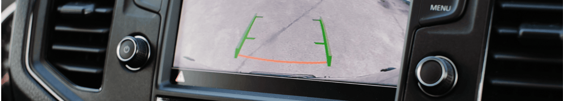 Affichage de la caméra de recul avec lignes de guidage sur l écran d un tableau de bord