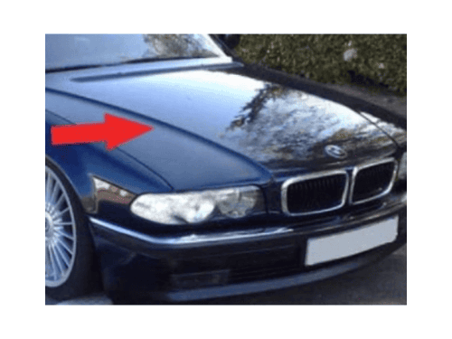 Gros plan sur le capot avant bleu d une berline BMW Serie 7 E38