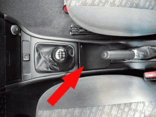 Console centrale et frein à main de Chevrolet Astra G avec une flèche rouge