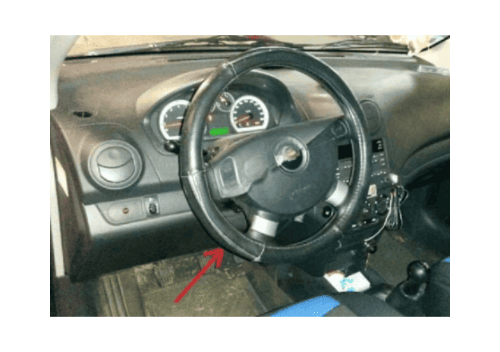 Prise de diagnostic OBD2 sous le volant d une Chevrolet Aveo pour valise iCarsoft