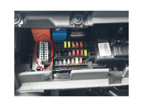 Emplacement de la prise OBD2 entouree en rouge sur Chevrolet Classic