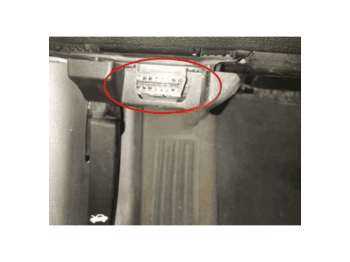 Prise de diagnostic OBD2 entouree en rouge sous le tableau de bord d une Chevrolet Impala