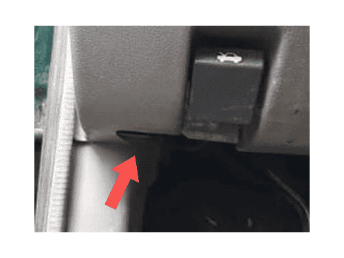Emplacement de la prise OBD pour valise de diagnostic iCarsoft sous le volant d une Chevrolet Luv 3