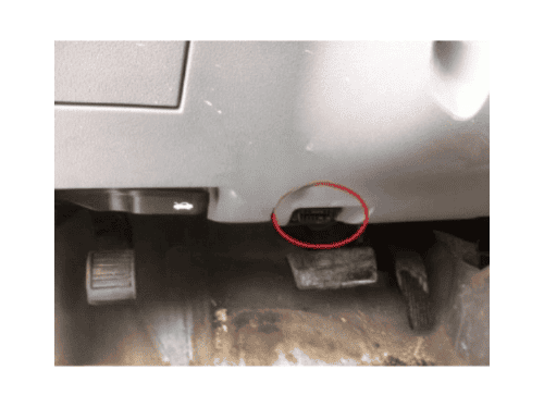 Emplacement de la prise OBD2 entouree en rouge sous le tableau de bord d une Chevrolet Malibu
