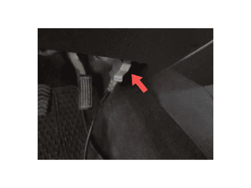 Localisation de la prise de diagnostic OBD2 au niveau des pédales d une Chevrolet N400