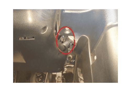 Emplacement de la prise OBD2 sous le volant d une Chevrolet Niva pour diagnostic auto