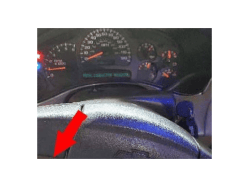 Tableau de bord de Chevrolet Silverado Phase 2 avec flèche rouge pointant sur le volant