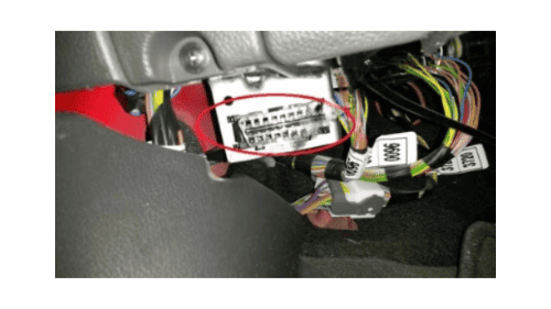 Localisation de la prise de diagnostic OBD2 sous le tableau de bord d une Chevrolet Spark
