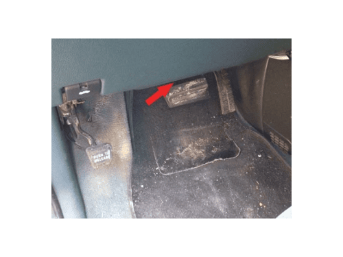 Une flèche rouge indique l emplacement de la prise OBD2 sur le pédalier d une Chevrolet Venture