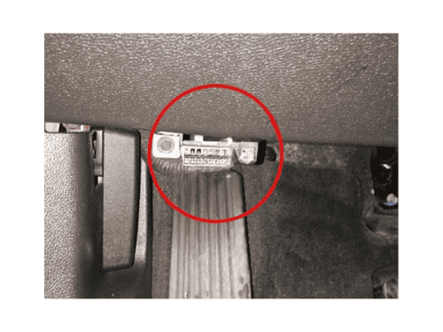 Emplacement de la prise de diagnostic OBD2 sous le tableau de bord d une Chevrolet Volt