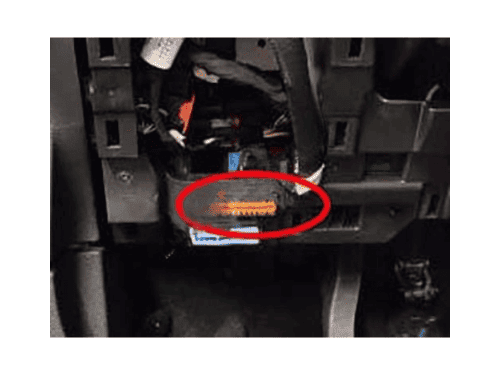 Photo montrant l emplacement de la prise OBD sous le tableau de bord d une Citroen Berlingo 3