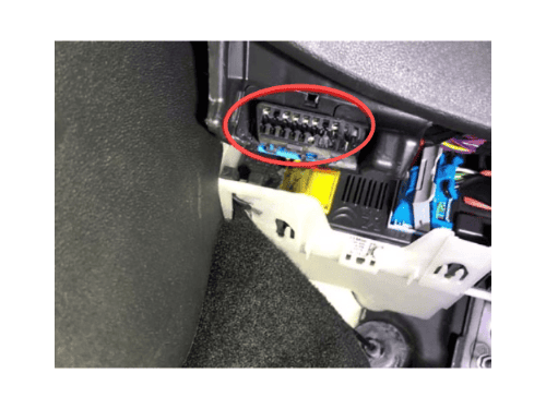 Prise de diagnostic OBD2 entouree de rouge sur Citroen C3 Aircross II
