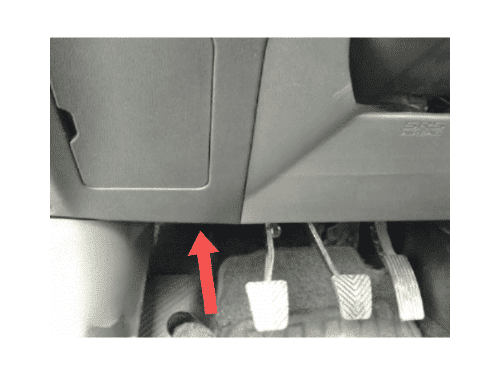 Emplacement de la prise de diagnostic OBD sous le pédalier d une Citroën C4 Aircross