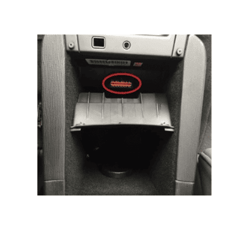 Vue de la console centrale avec le cache plastique ouvert révélant la prise OBD2 de la Citroën C6