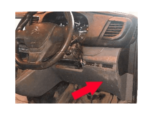 Emplacement du cache plastique OBD sur une Citroën Dispatch 3 avec conduite à droite