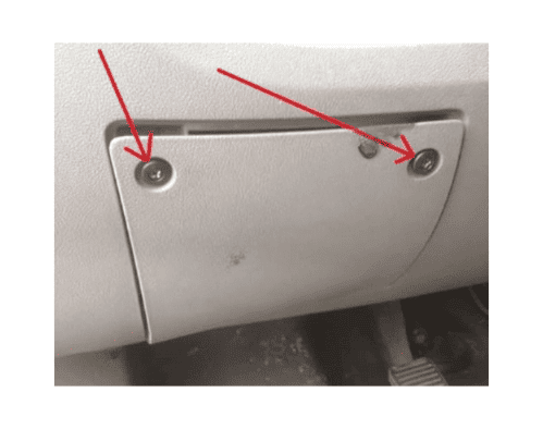 Emplacement des deux vis de la trappe à fusibles à gauche du volant sur Citroën Jumper 3