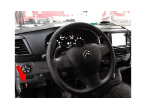 Emplacement de la prise de diagnostic OBD2 sur le tableau de bord d'un utilitaire Citroen Jumpy 3