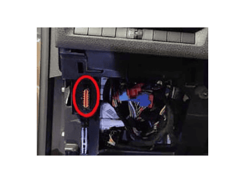Emplacement de la prise de diagnostic OBD orange sous le tableau de bord d un Citroen Spacetourer