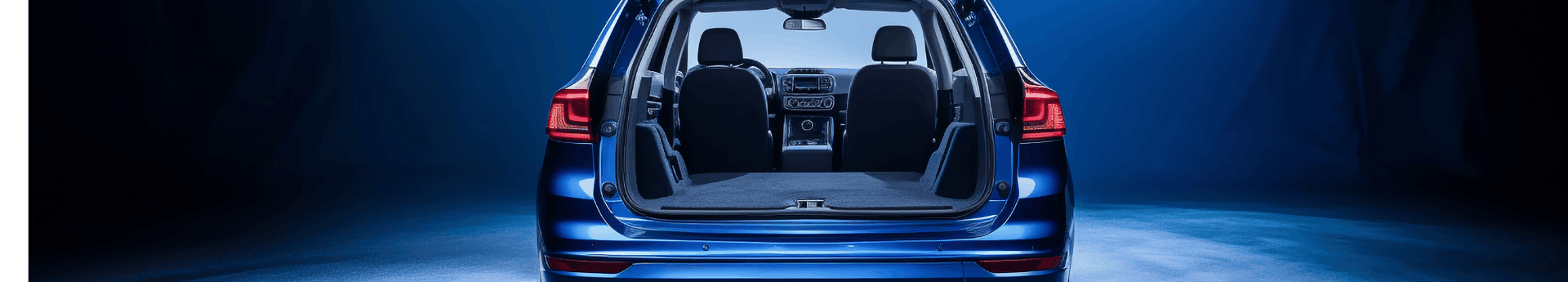 Grand coffre de voiture moderne avec sièges arrière rabattus sur fond bleu