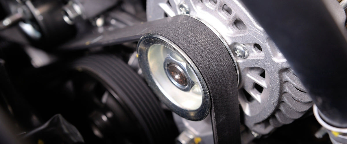 Gros plan sur une courroie d accessoire de moteur automobile