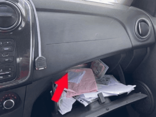 Prise de diagnostic OBD2 situee dans la boite a gants d une Dacia Logan