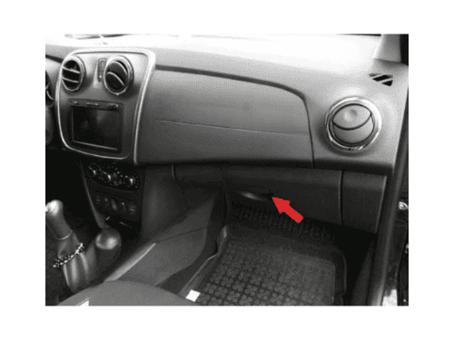 Emplacement de la prise OBD sous le tableau de bord dans la boite a gants d une Dacia Sandero 2