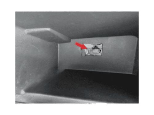 Emplacement de la prise de diagnostic OBD2 dans la boite a gants de la Dacia Sandero 2