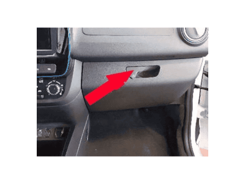 Fleche rouge pointant vers le bouton d ouverture de la boite a gants d une Dacia Spring