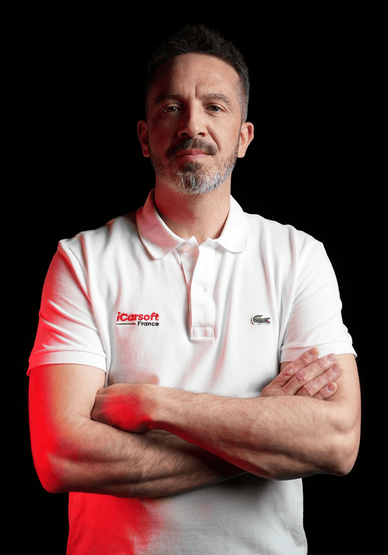 Portrait de David de l'equipe iCarsoft France en polo blanc sur fond noir