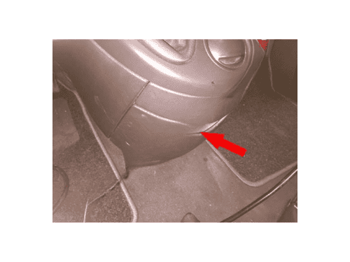 Détail de la console centrale d'un Fiat Ulysse 2 avec flèche rouge indiquant la fixation