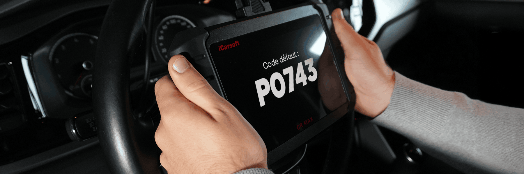 Diagnostic avec la valise iCarsoft CR Max affichant le code defaut P0743 dans une voiture