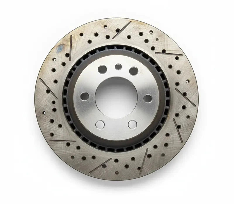 Disque de frein de voiture haute performance perce et rainure sur fond blanc
