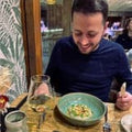 Djamel attablé dans un restaurant avec un plat de dégustation