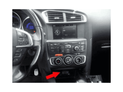 Console centrale d une DS 4 avec fleche rouge indiquant la prise de diagnostic OBD